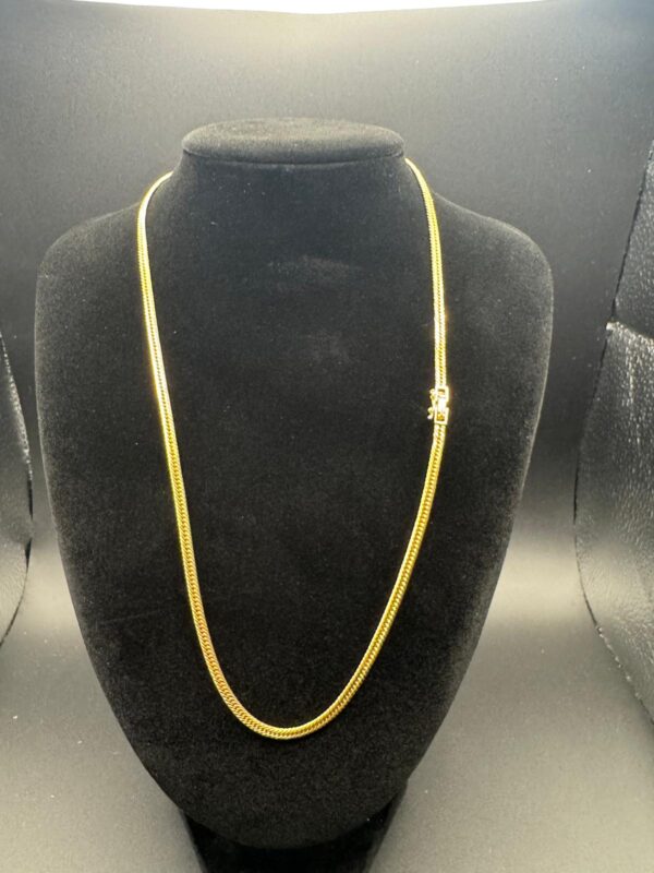 Cadena Tipo Curb Plana en Oro 18K — 20”